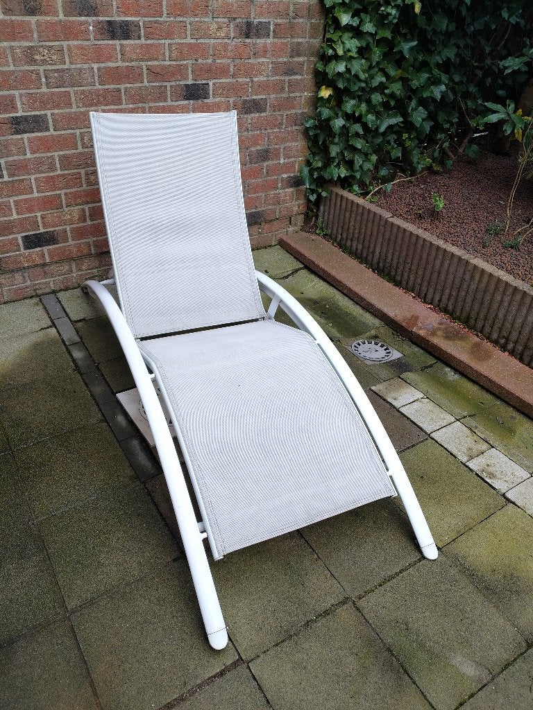 Witte metale ligzetel met kunststof., Jardin & Terrasse, Chaises longues, Enlèvement, Utilisé, Synthétique, Réglable