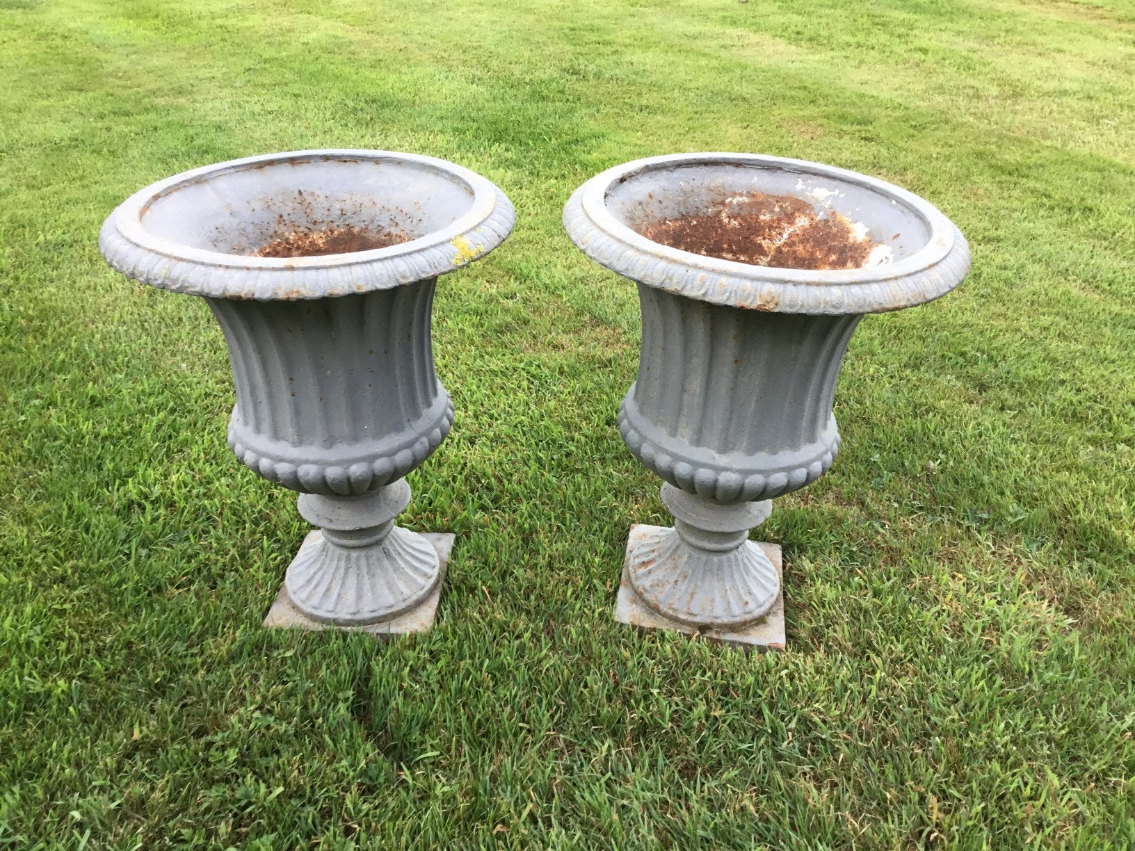 2 grijze gietijzeren bloempotten, Tuin en Terras, Ophalen, Gebruikt