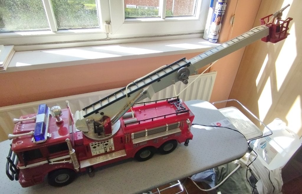 Camion pompier (avec connecteur pour alimentation 9V), Kinderen en Baby's, Speelgoed |Speelgoedvoertuigen, Ophalen, Gebruikt
