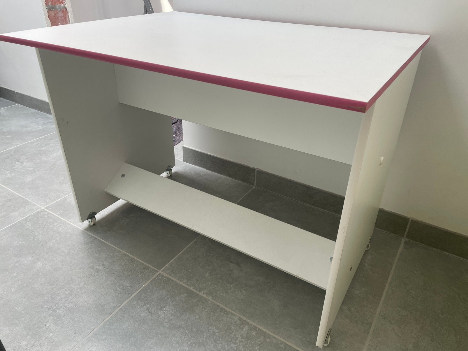 Bureau pour enfants, Enlèvement, Comme neuf