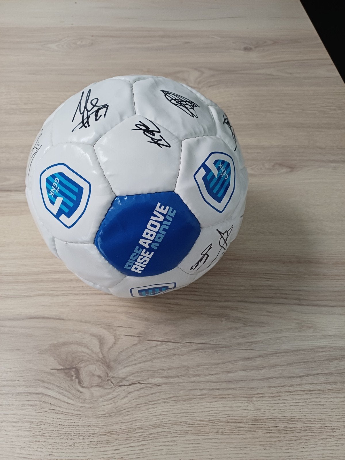 gesigneerde bal krc genk, Verzamelen, Sportartikelen en Voetbal, Ophalen