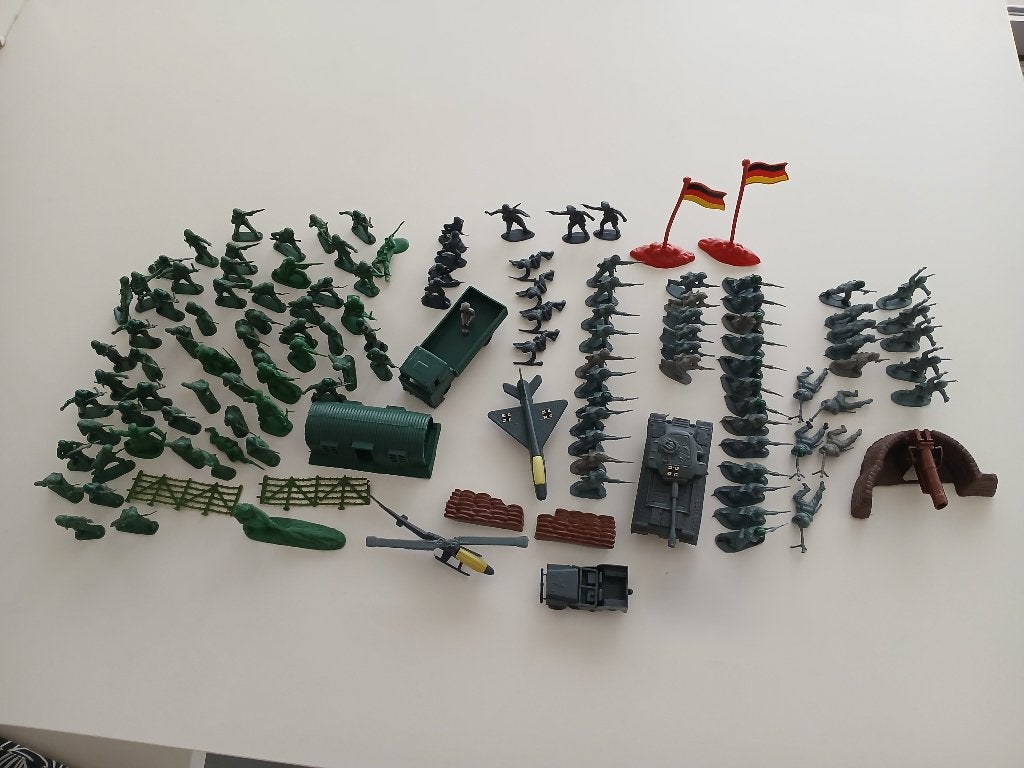 lot (ca 130 stuks) vintage speelgoedsoldaatjes en toebehoren, Ophalen of Verzenden