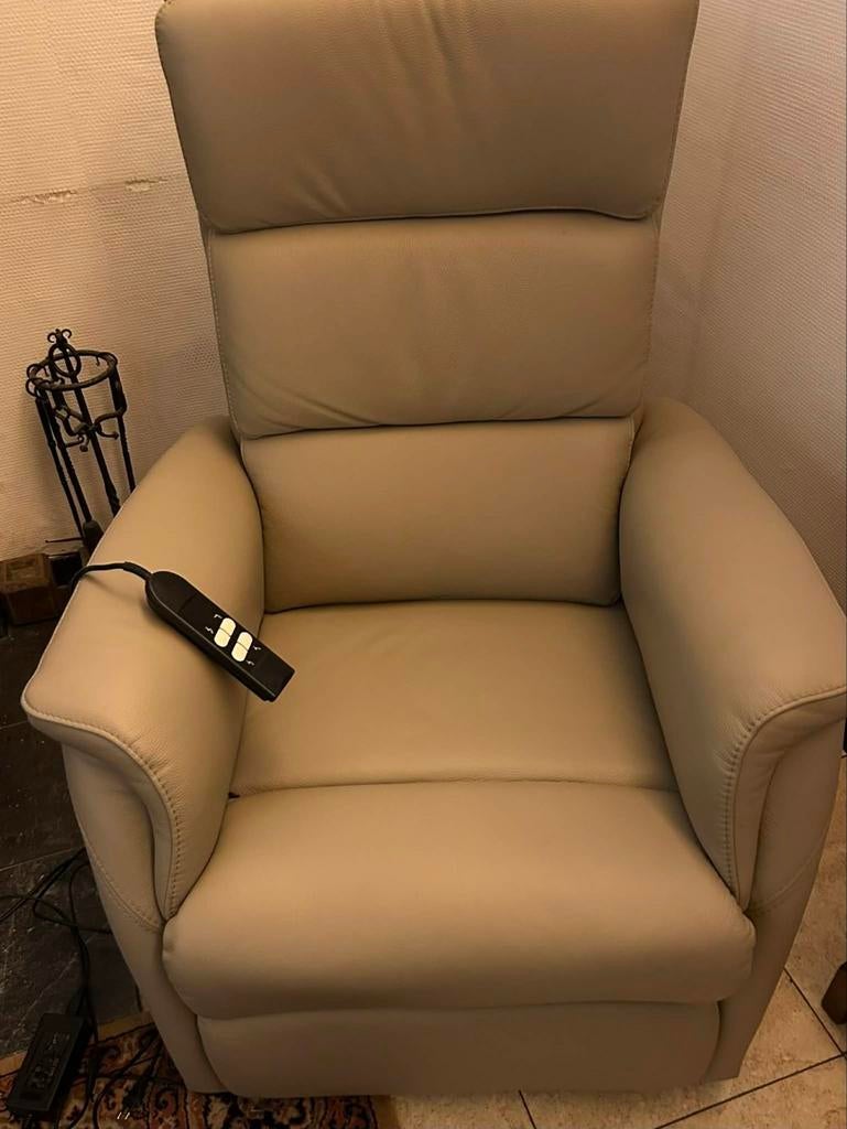 Beige GCare liftstoel, Huis en Inrichting, Fauteuils, Ophalen, Leer