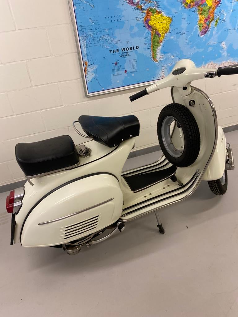 Vespa met zeer weinig km in prachtige staat kleur wit, Particulier