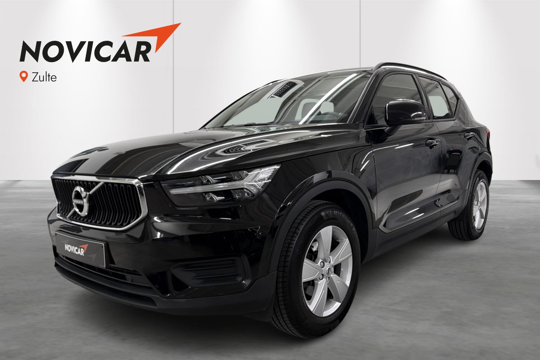 Volvo XC40 T2 Momentum Core + AUTO - GPS - CAMERA, Auto's, Stof, Gebruikt, Automatische klimaatregeling, Zwart