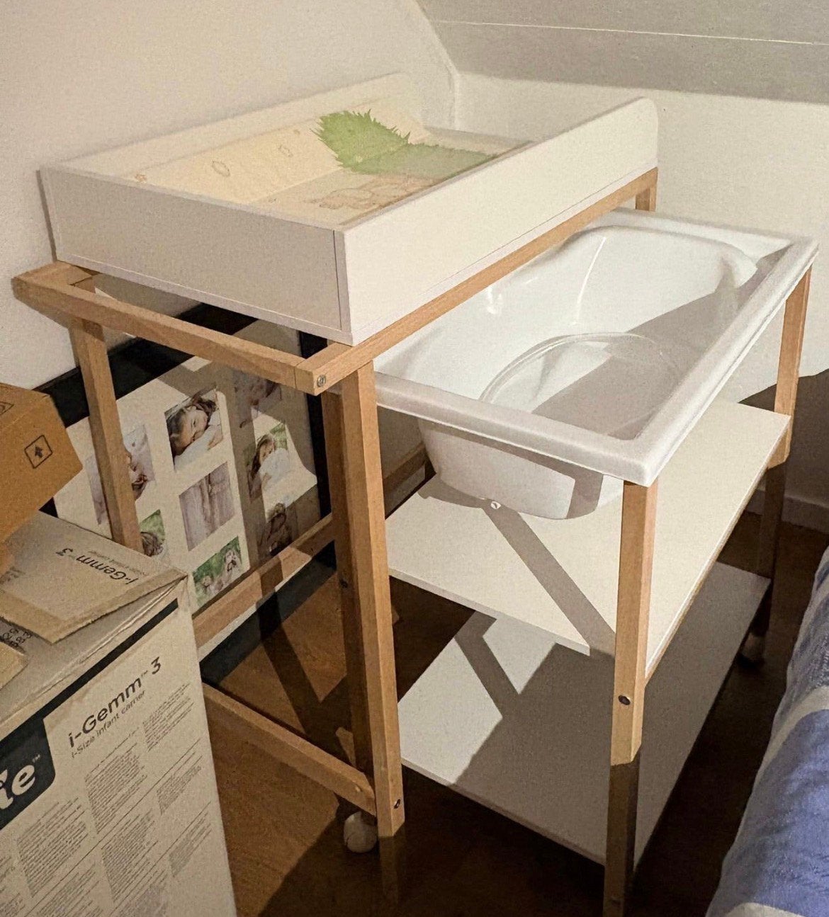 Table de soins avec baignoire portable espace de rangement., Enlèvement, Comme neuf