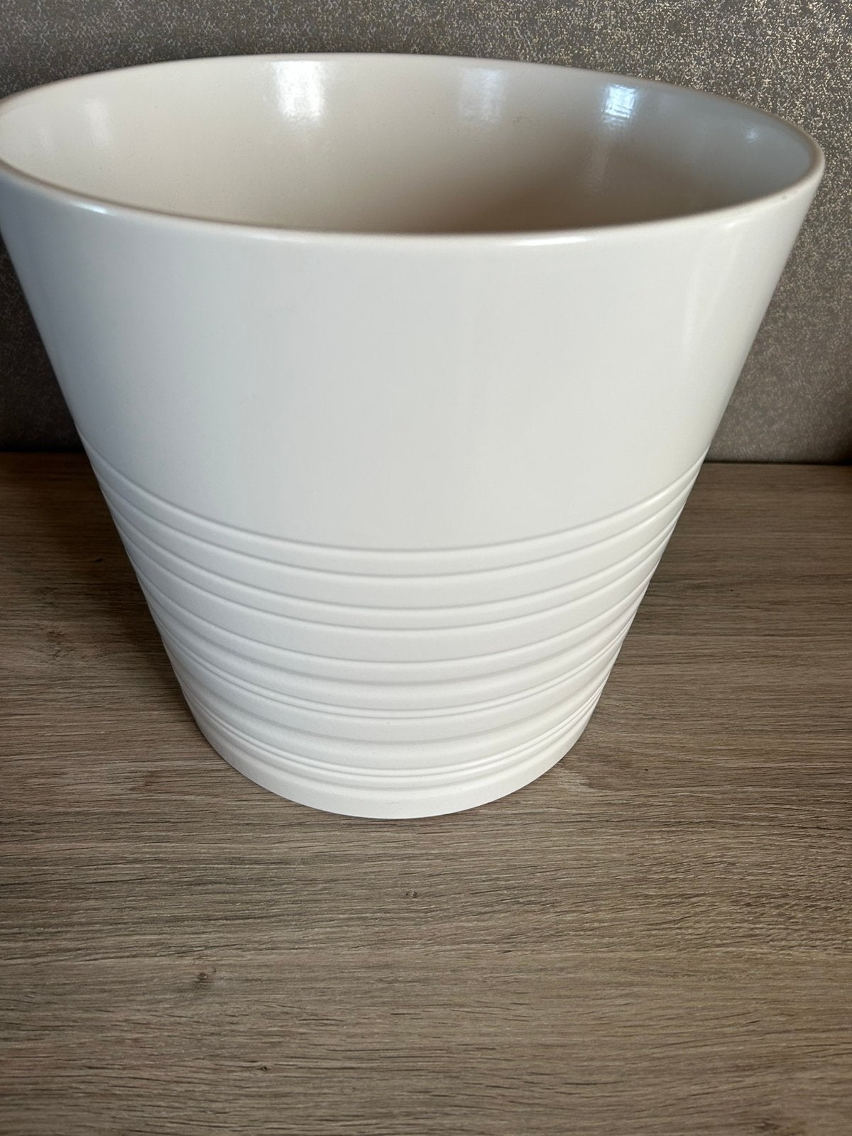 Bloempot wit. 26cm hoog en 27cm doorsnede., Ophalen, Nieuw