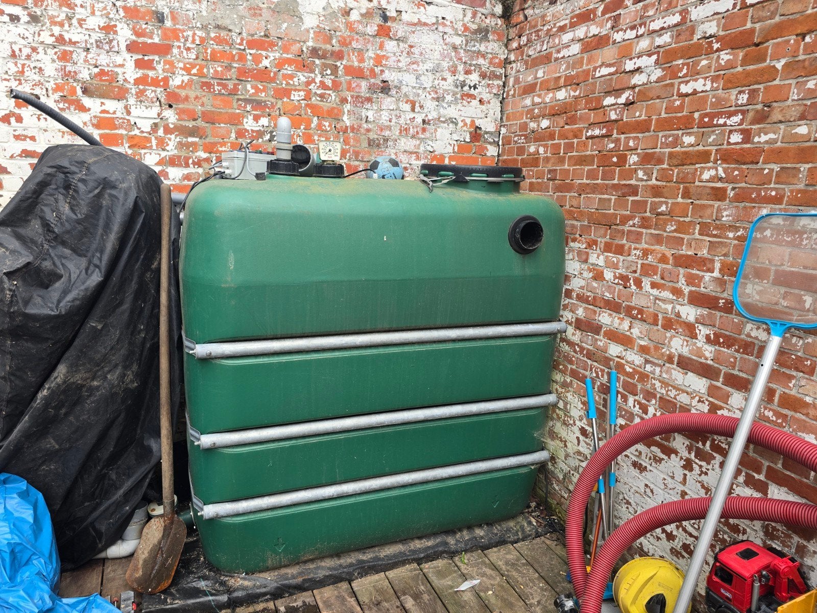 bovengrondse regenwatertank 1500 liter, Ophalen, Kunststof, Gebruikt, Met kraantje