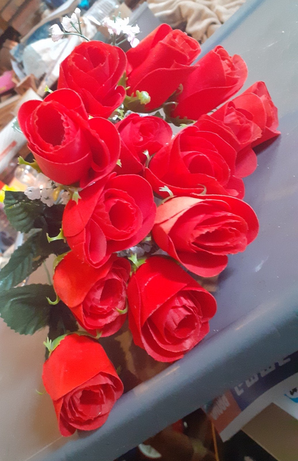 bouquet de 13 roses rouge et gypsophil en soie, Kunststof, Ophalen of Verzenden, Boeket, Rood
