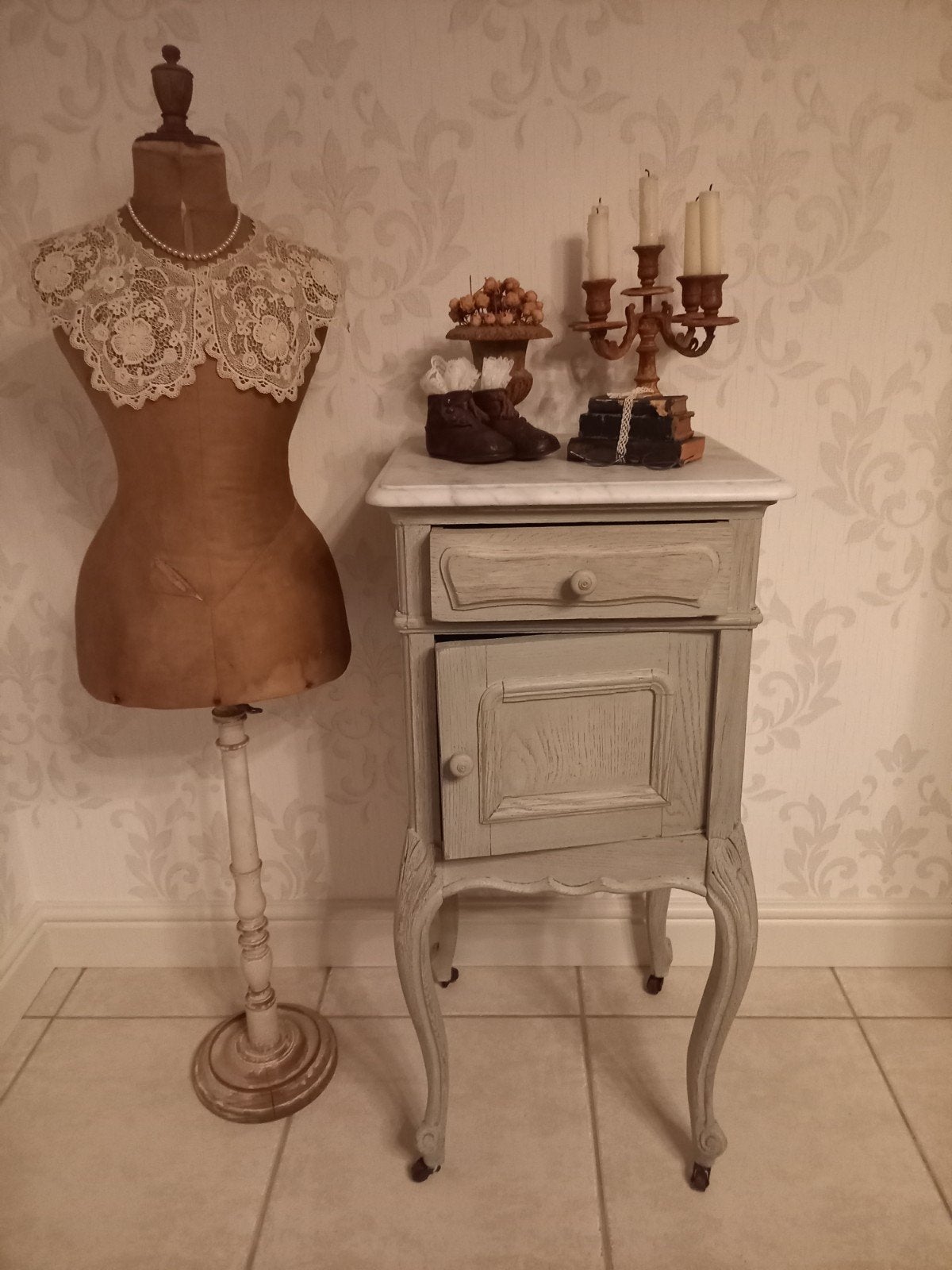 sierlijk oud kastje Hoogte 87cm Breedte 42cm Diepte 40cm, Ophalen