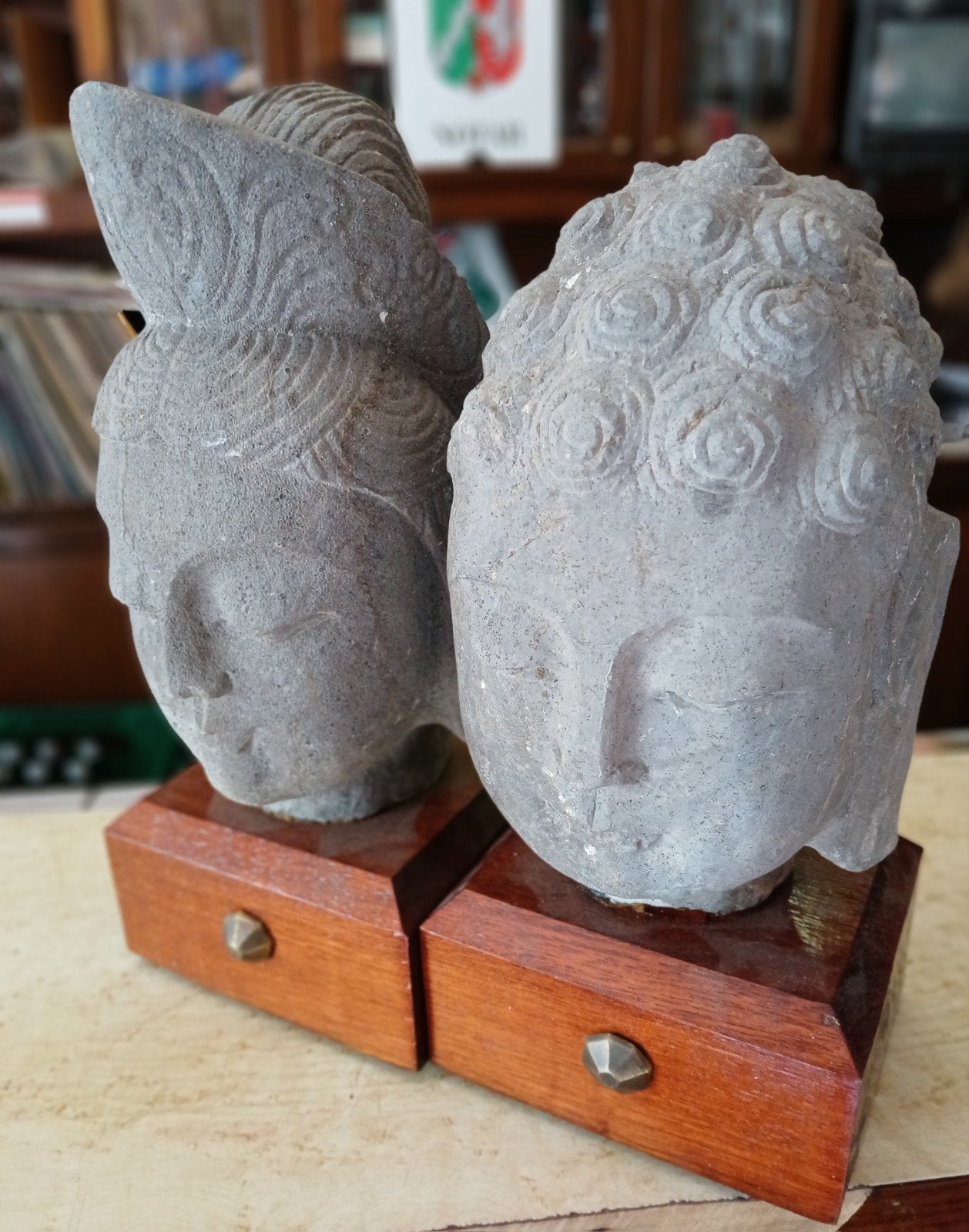 Oude hardstenen Boeddha hoofden op houten sokkel, Gebruikt, Met sokkel, Steen/keramiek, Grijs