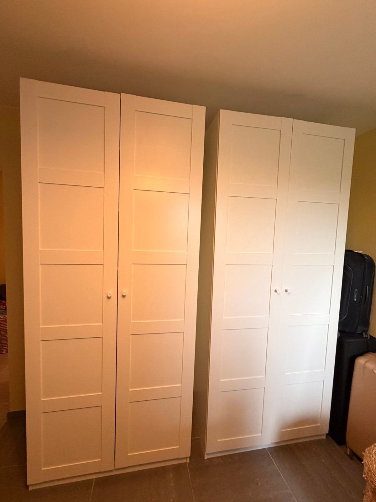 GRATUIT : 2 grandes armoires blanc IKEA, à récupérer au 3770, 100 à 150 cm, Enlèvement, Utilisé, 200 cm ou plus