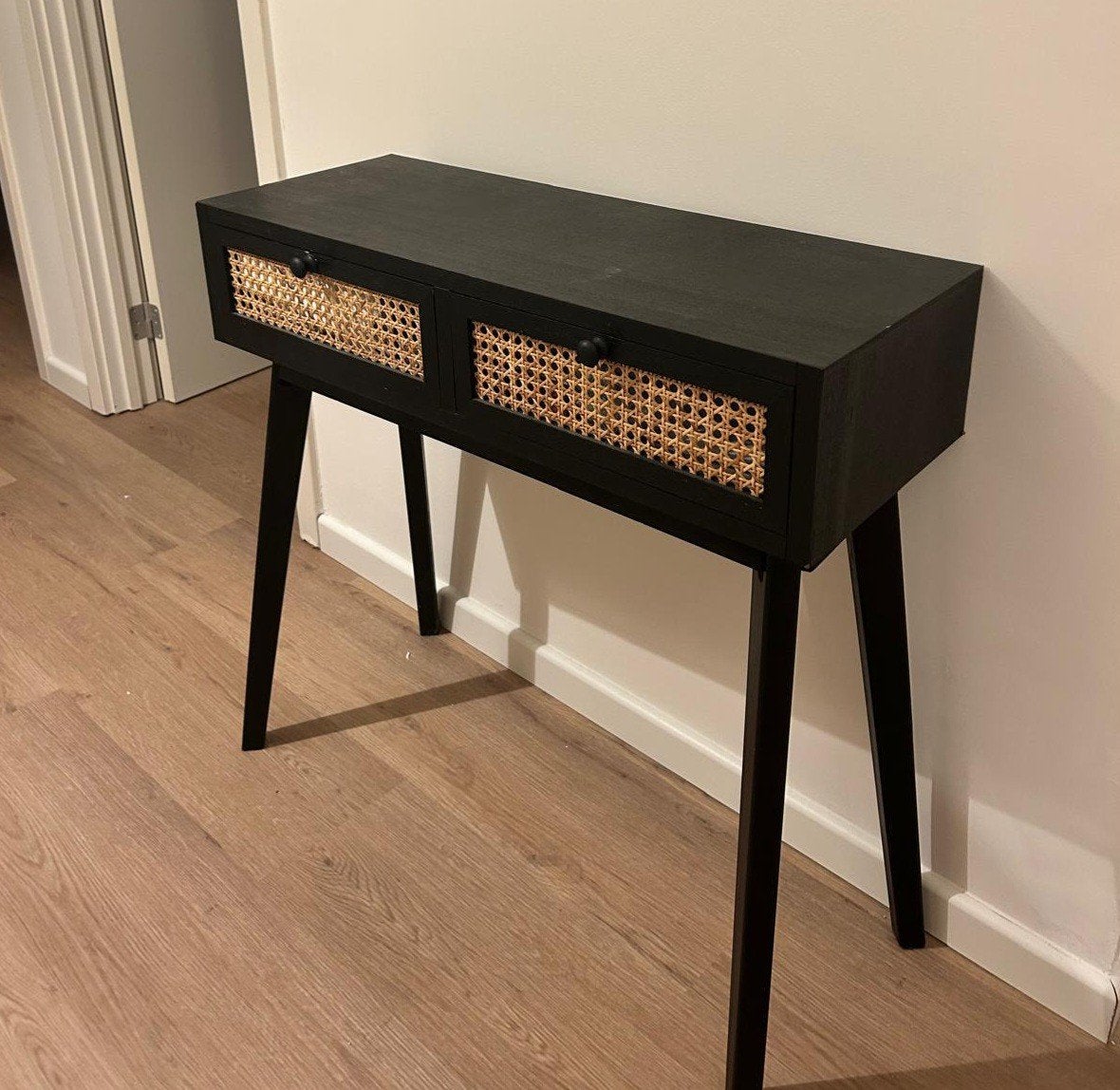 Zwart rotan stijl side table/ haltafel: gaat dit weekend weg, Huis en Inrichting, Ophalen, Overige houtsoorten, Rotan touch, Met lade(s)
