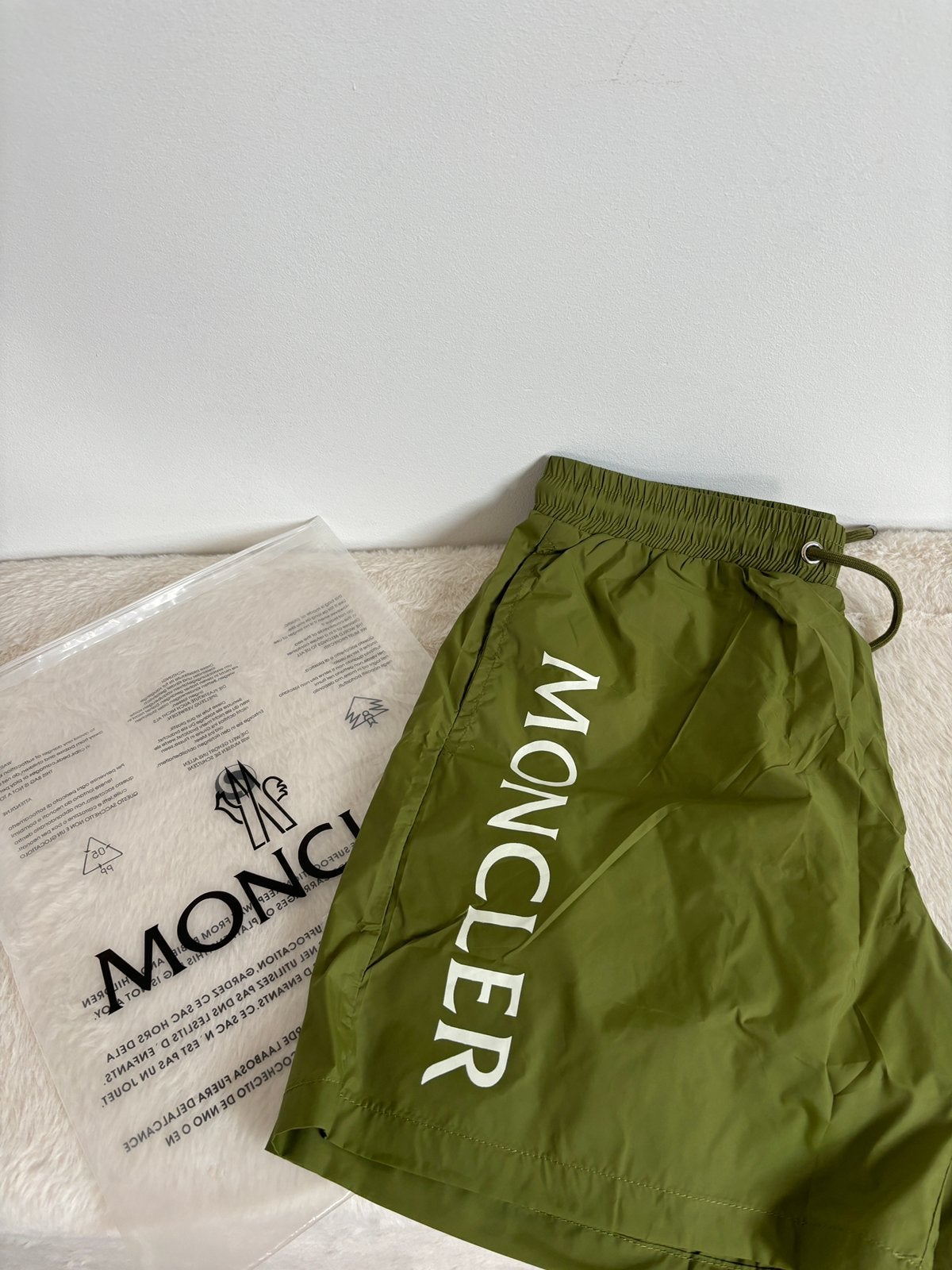 Short moncler, Vêtements | Hommes, Vêtements de bain & Maillots de bain, Enlèvement