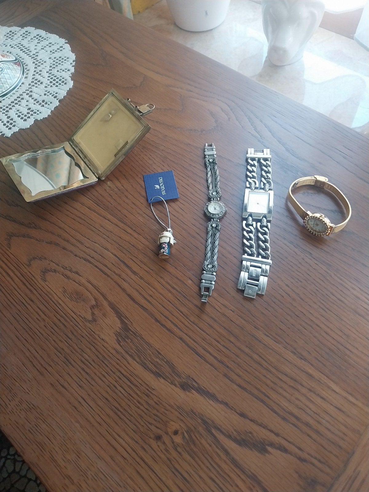 Montres , poudrier , pendentif swarovski, prix sur photos, Handtassen en Accessoires, Oorbellen, Ophalen