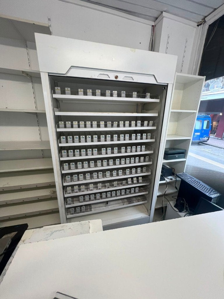 Armoire à cigarettes professionnelle avec volet, Articles professionnels, Enlèvement