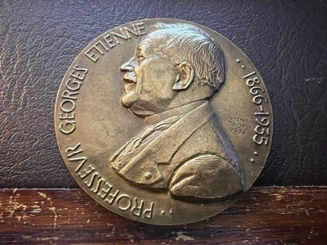 Bronzen medaille professor Etienne, kliniek en laboratorium, Ophalen