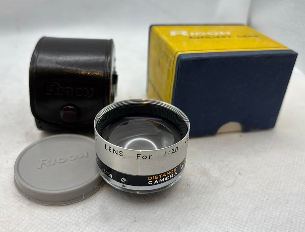Ricoh Auxiliary Lens 1:2.8 Distance Camera with Case and Box, Enlèvement ou Envoi, Utilisé