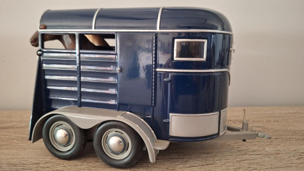Horse trailer - 1/18 - Motor City Classics - Schleich, Enlèvement ou Envoi, Utilisé, Voiture