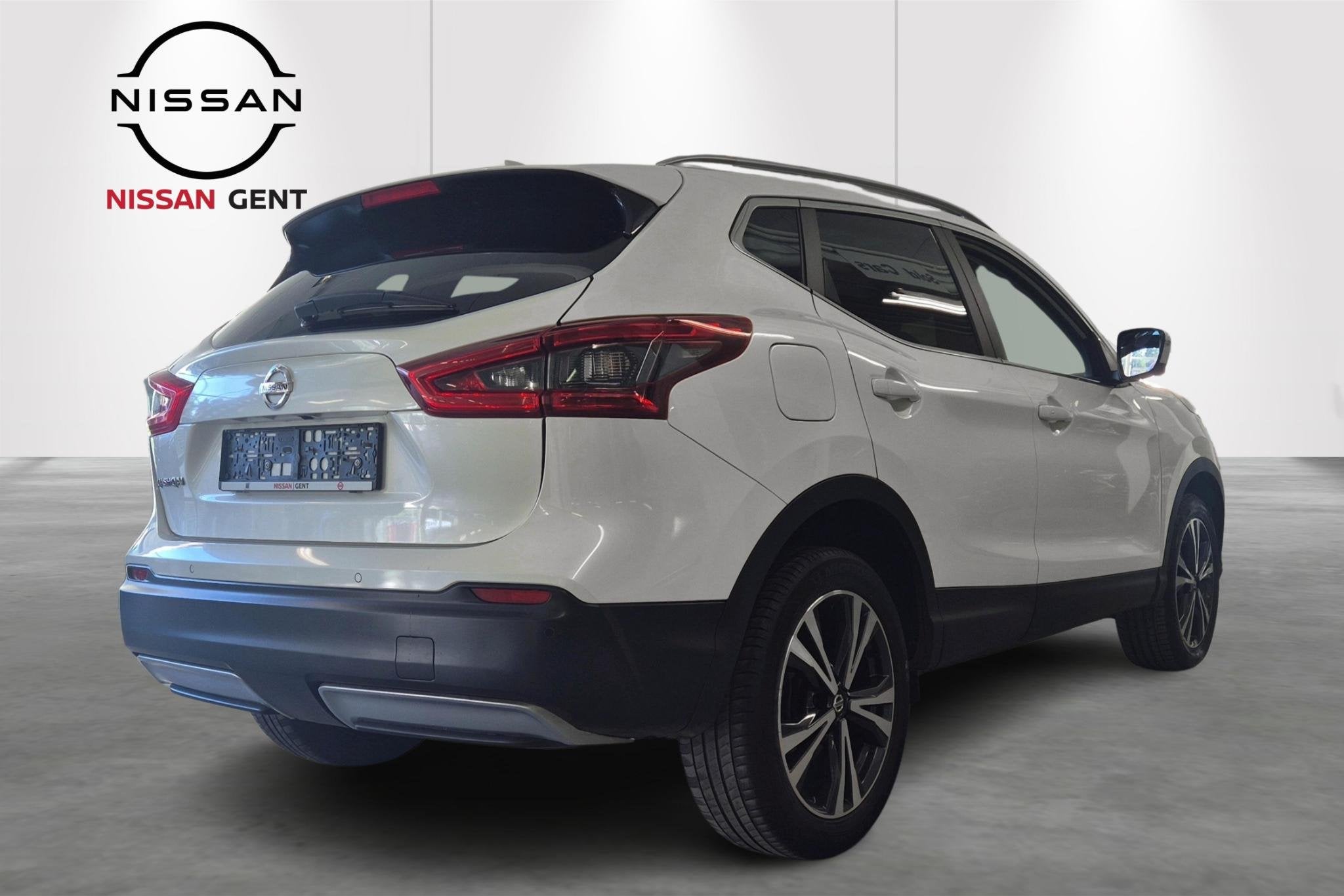Nissan Qashqai DIG-T 140 N-Connecta Manueel/360 Camera/Navig, Auto's, Voorwielaandrijving, Gebruikt, Zwart, Wit