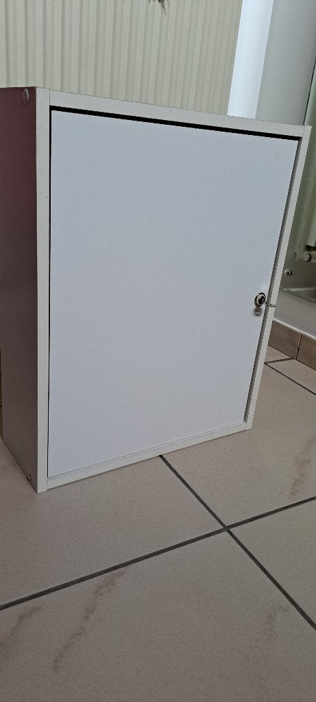Armoire à pharmacie avec clé, Antiquités & Art, Enlèvement