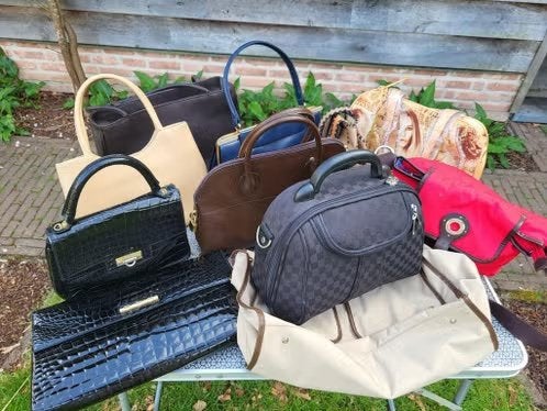 Mooi lot van 11 handtassen – O.a. Lacoste – Nieuw & ZGAN!, Ophalen