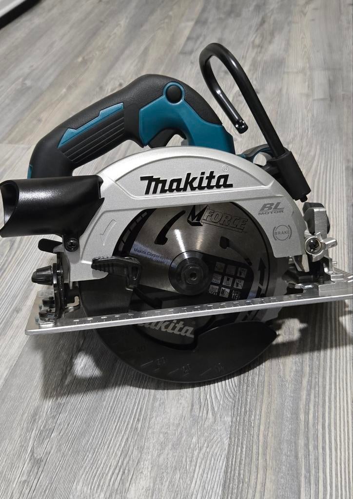 Makita  Dhs661z, Bricolage & Construction, Outillage | Scies mécaniques, Neuf, Scie circulaire, 1200 watts ou plus, 30 à 70 mm