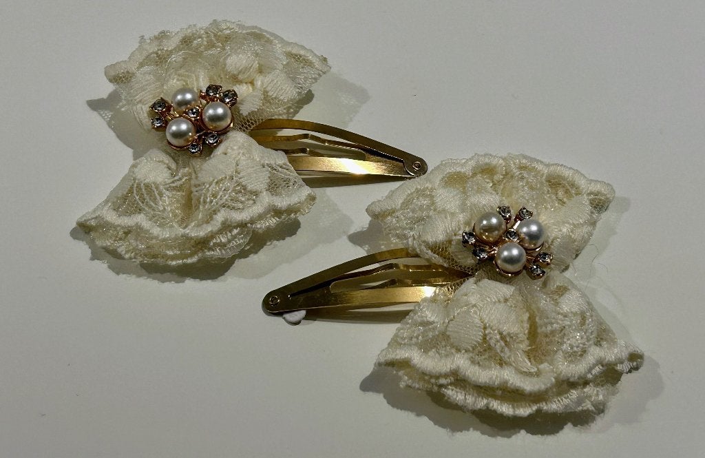2 witte haarspeldjes met kant & parels, Bijoux, Sacs & Beauté, Enlèvement ou Envoi, Neuf, Épingle à cheveux