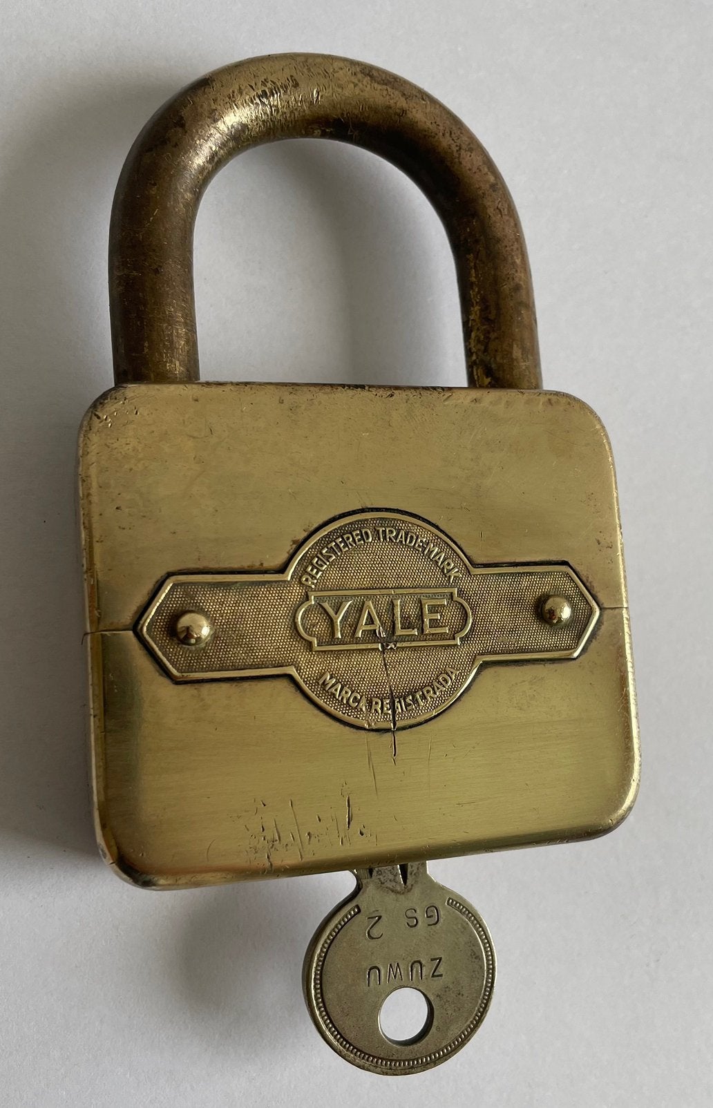 Ancien cadenas en laiton Yale avec sa clé., Antiquités & Art, Enlèvement ou Envoi