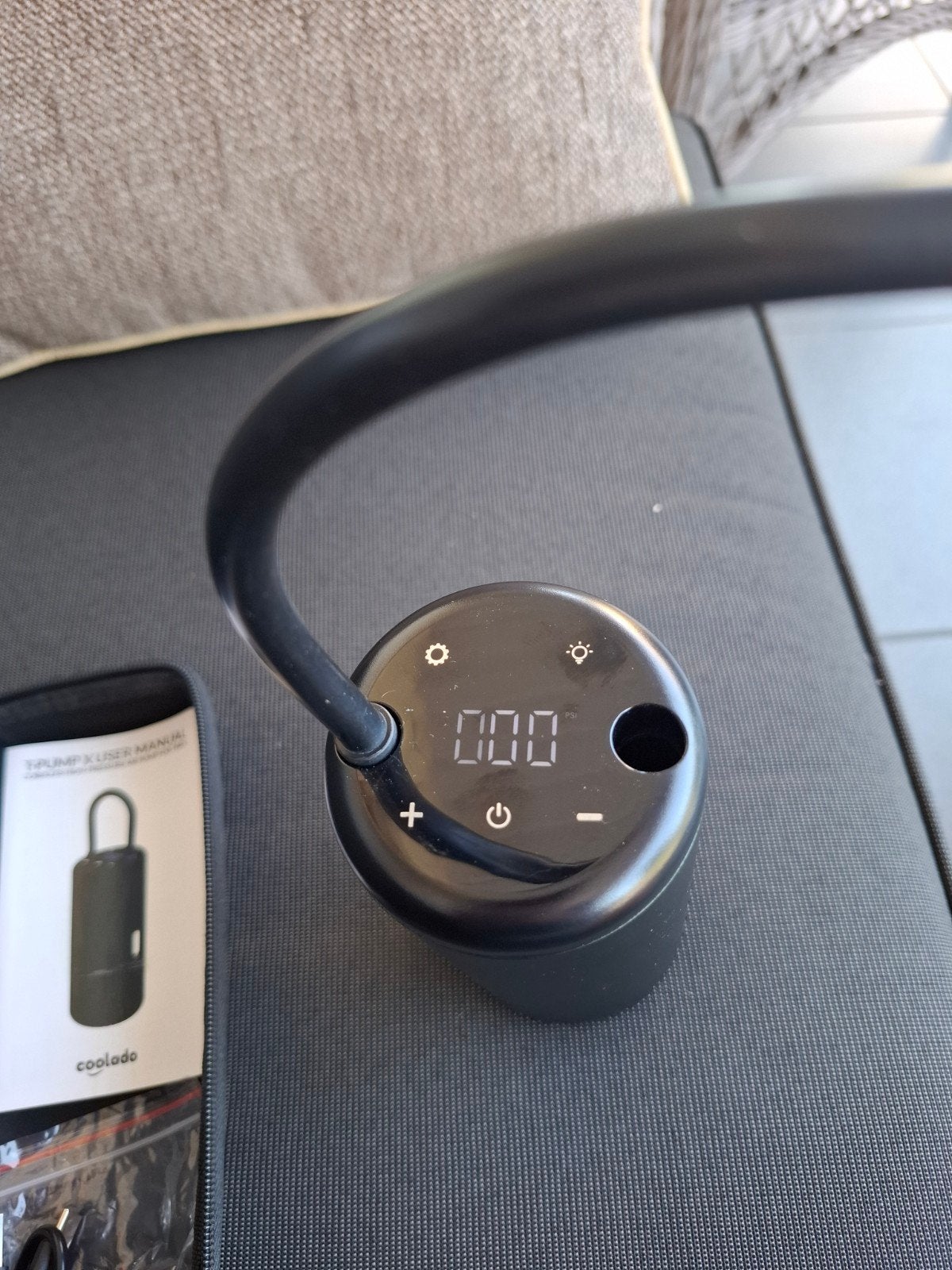 digitale pomp voor het opladen van auto banden , fiets enz, Ophalen