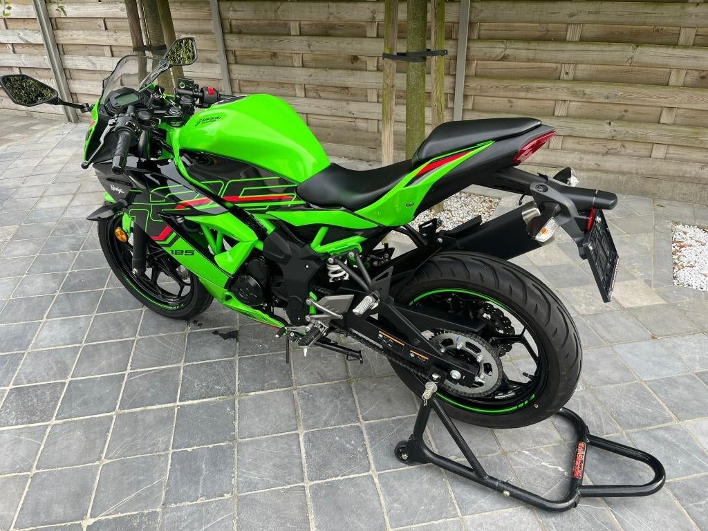 Kawasaki ninja 125cc **1800KM** 11/2023 **als nieuw !!**, Motoren, Nieuw, Bedrijf, Sport, 125 cc
