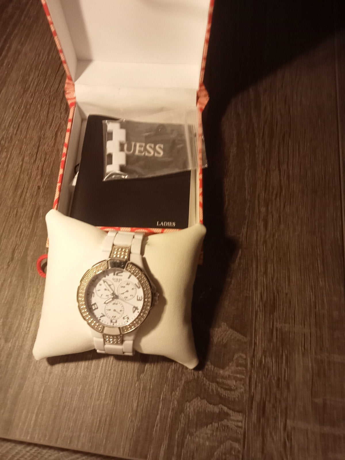 witte dames guess horloge, Bijoux, Sacs & Beauté, Enlèvement, Guess