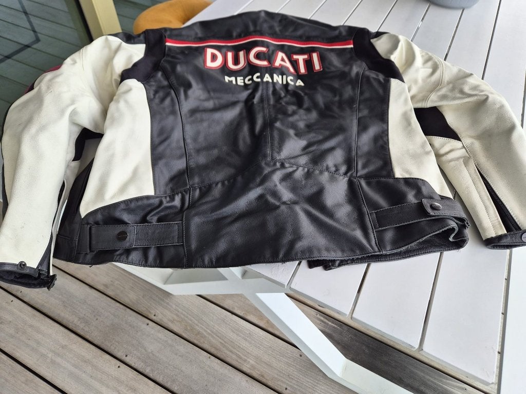 Ducati Meccanica leren motorjas – by Dainese – maat 54, Dainese, Seconde main, Enlèvement ou Envoi, Manteau | cuir