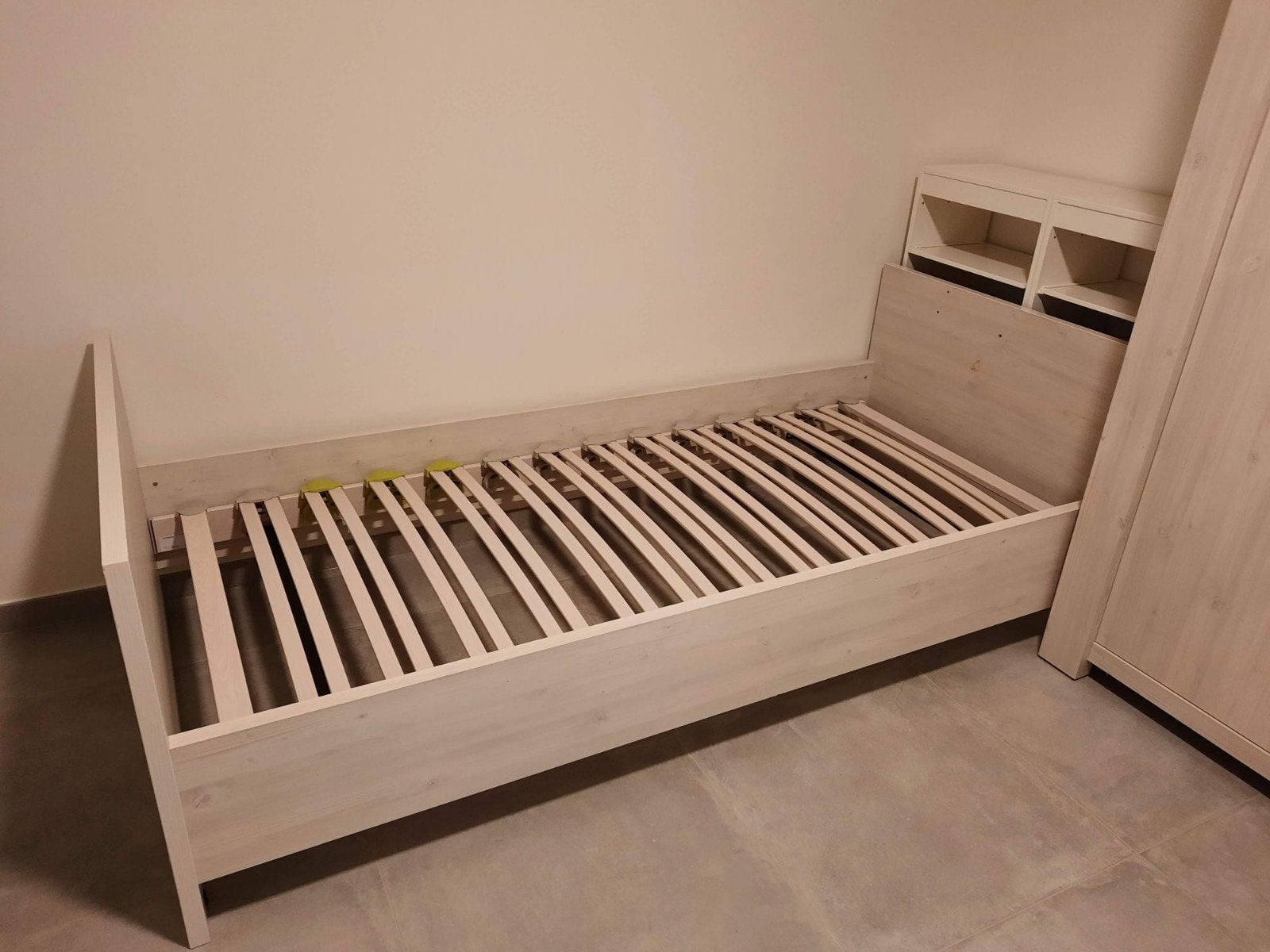 Volledige kinderkamer: bed + kledingkast + lattenbodem, Kinderen en Baby's, Ophalen, 85 tot 100 cm, Gebruikt, Lattenbodem
