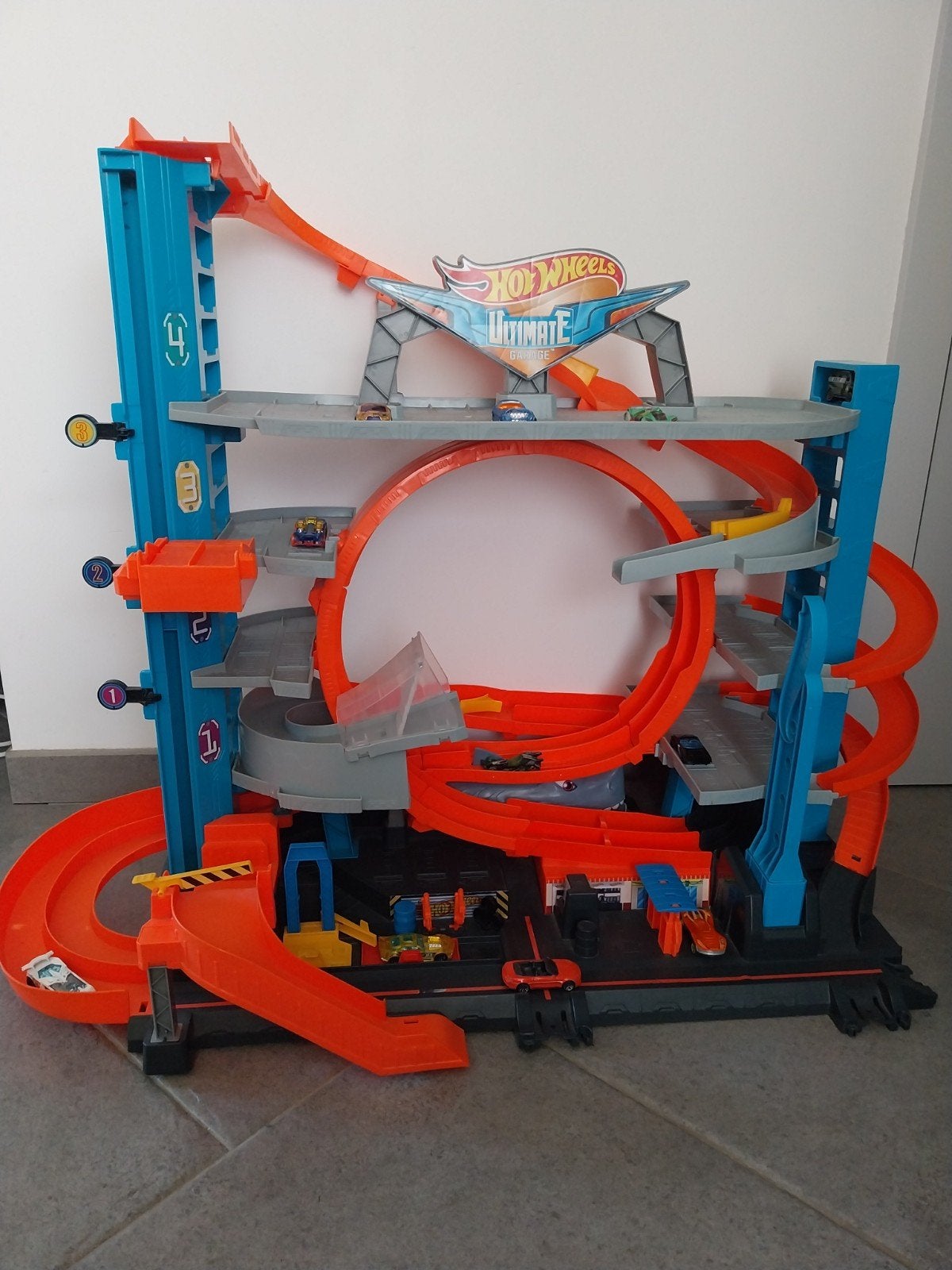 Garage Hot Wheels, 15 voitures, 4 pistes et caserne pompier, Enlèvement, Comme neuf, Hot Wheels