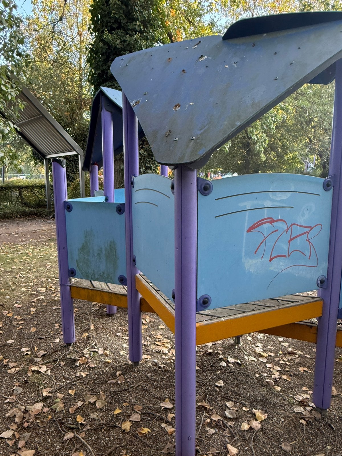 Speelhuisje met drie overdekte platforms – op te knappen, Kinderen en Baby's, Ophalen, Zo goed als nieuw
