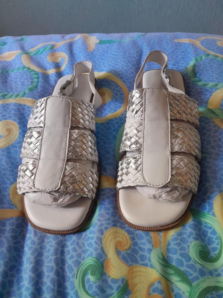 SANDALES EN CUIR MUSSE AND CLOUD TAILLE 37 PICK UP 10 EUROS, Comme neuf, Enlèvement, Blanc, Musse and cloud