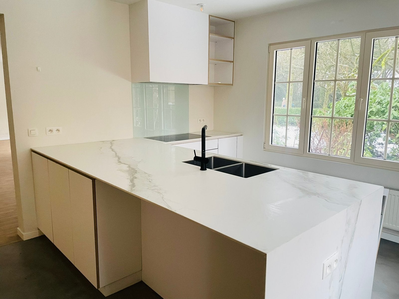 Keuken - keukeneiland - kasten, Huis en Inrichting, Ophalen, Zo goed als nieuw, Wit, Greeploos