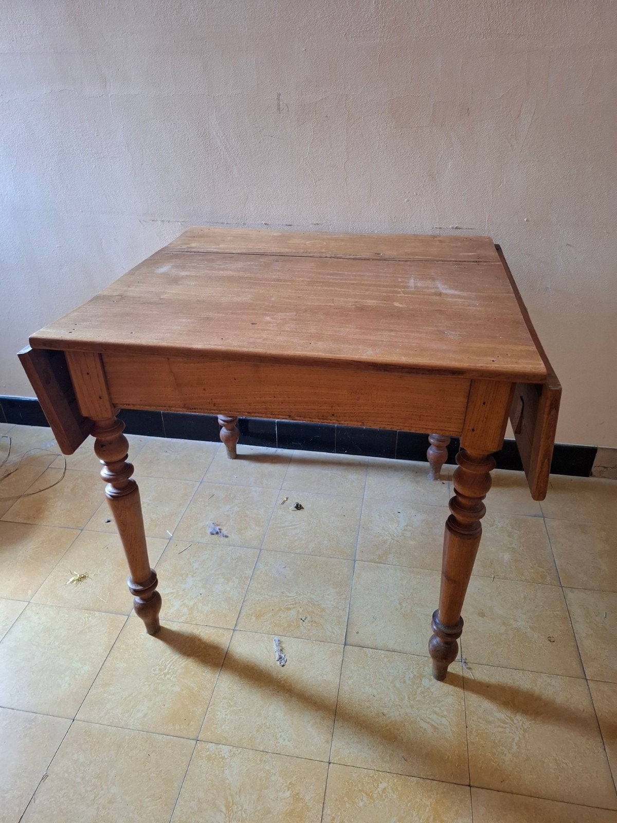 Ancienne table à rallonges abattantes en bois : 3 disponible, Enlèvement