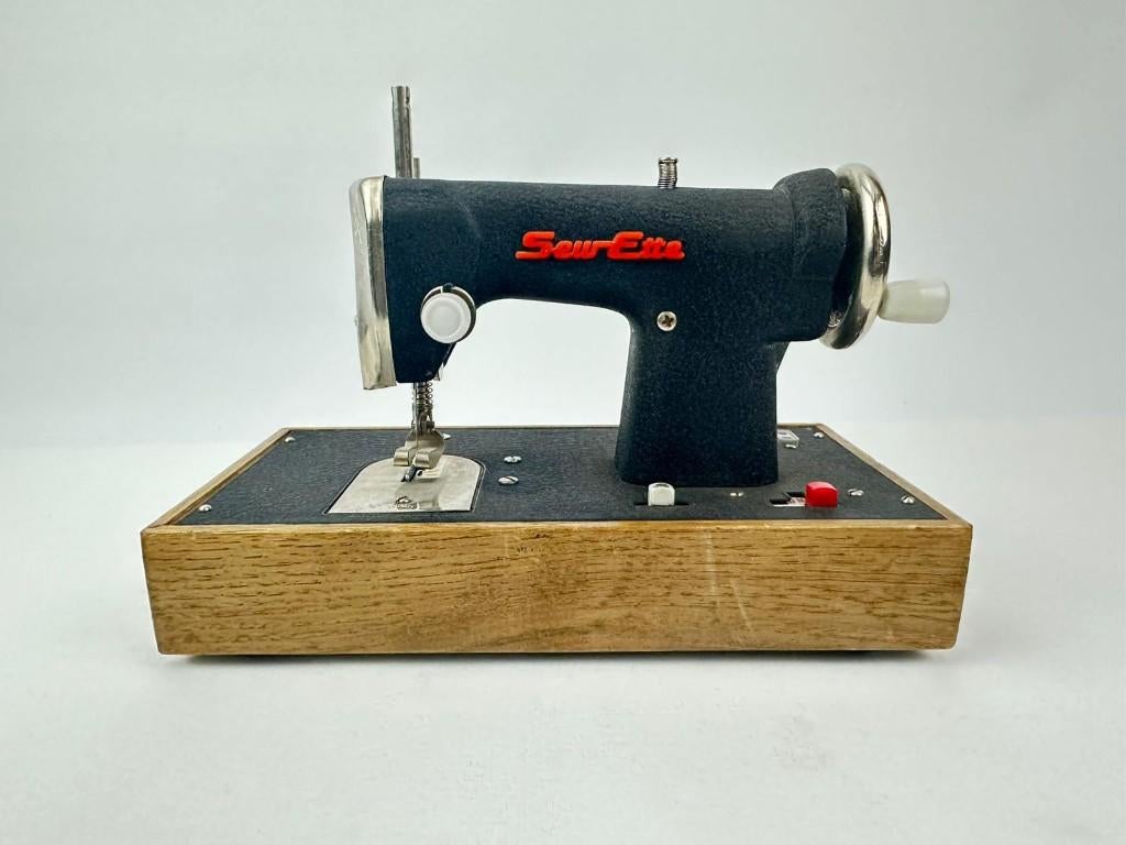Mini Naaimachine Vintage SewEze Deko Retro, Hobby en Vrije tijd, Verzenden, Overige thema's, Educatief, Zo goed als nieuw