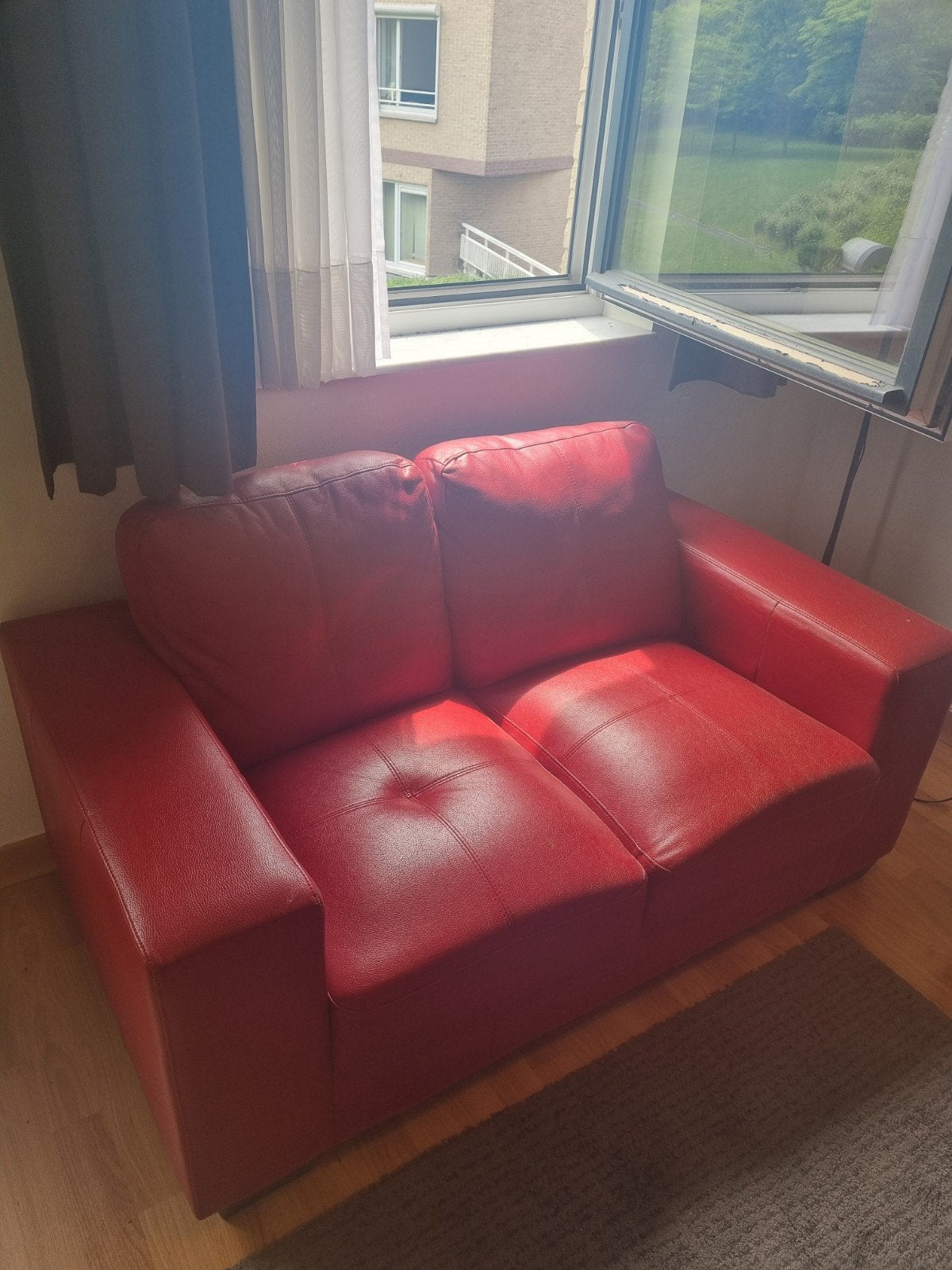 Rode leren bank voor 2