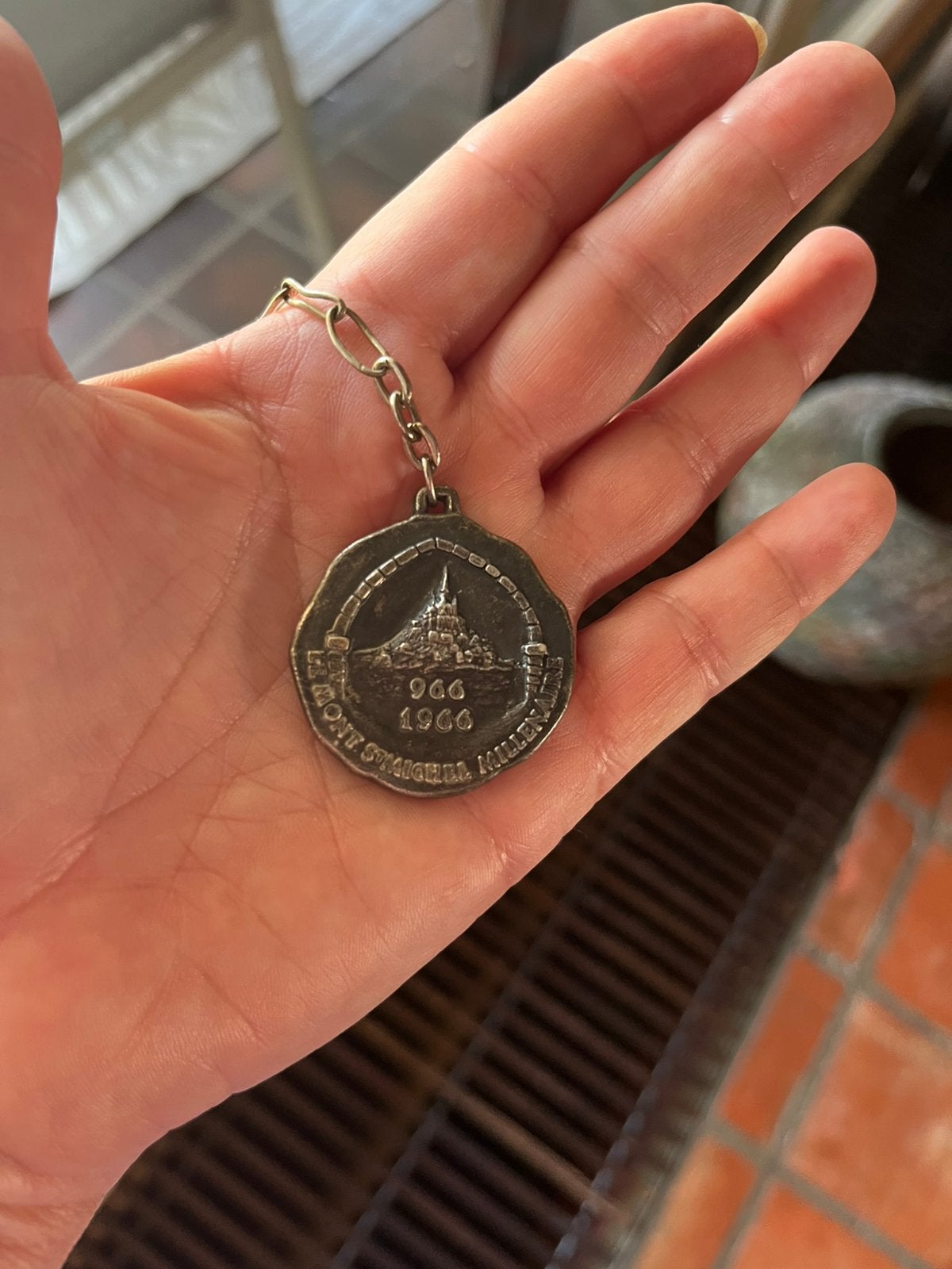 Vintage metalen herdenkings hanger uit 1966, Ophalen of Verzenden, Overige materialen