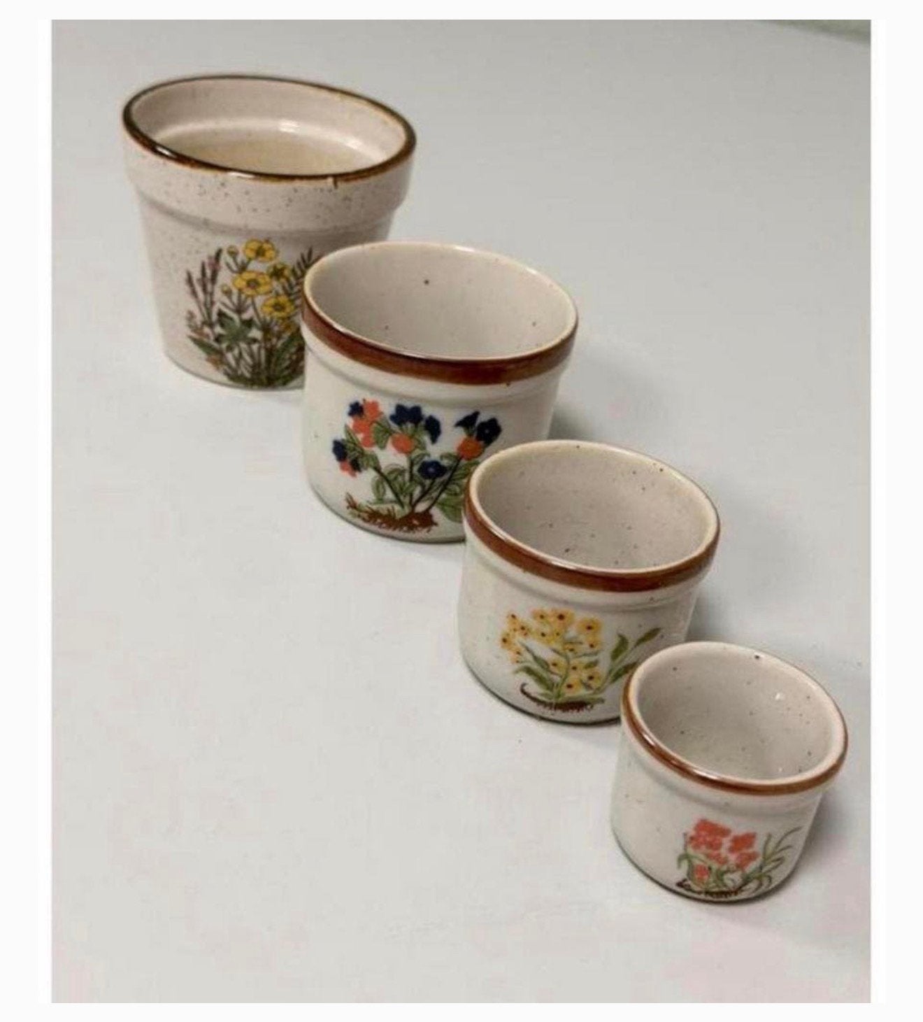 Vintage keramische bloempotjes – set van 4 met bloemenprint, Tuin en Terras, Rond, Ophalen of Verzenden, Aardewerk, Minder dan 40 cm