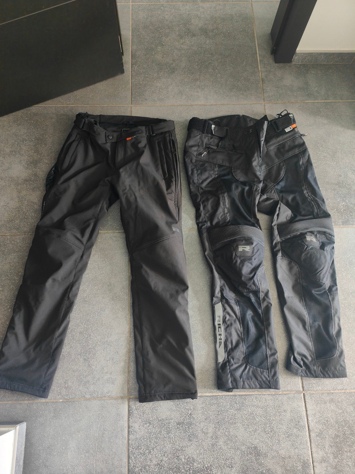 Deux pantalons moto mis une seule fois