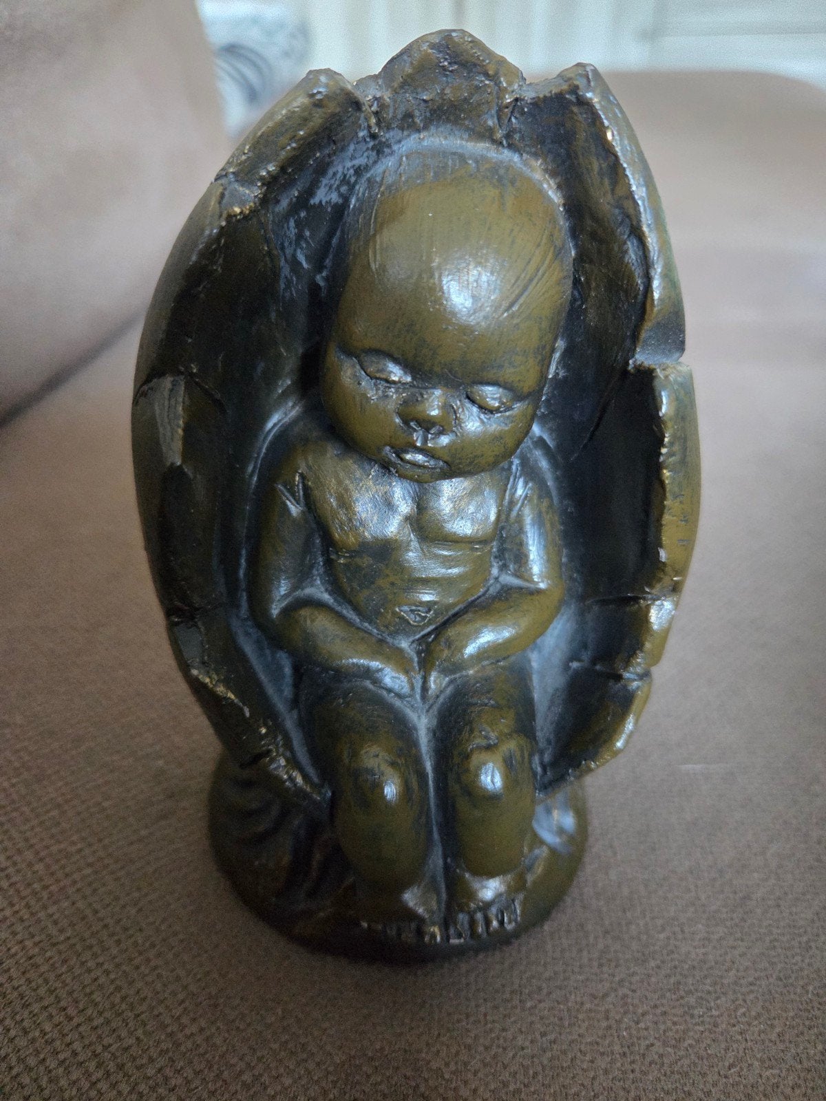 Baby in ei,  uitgebracht in '70 en '80, Antiek en Kunst, Ophalen