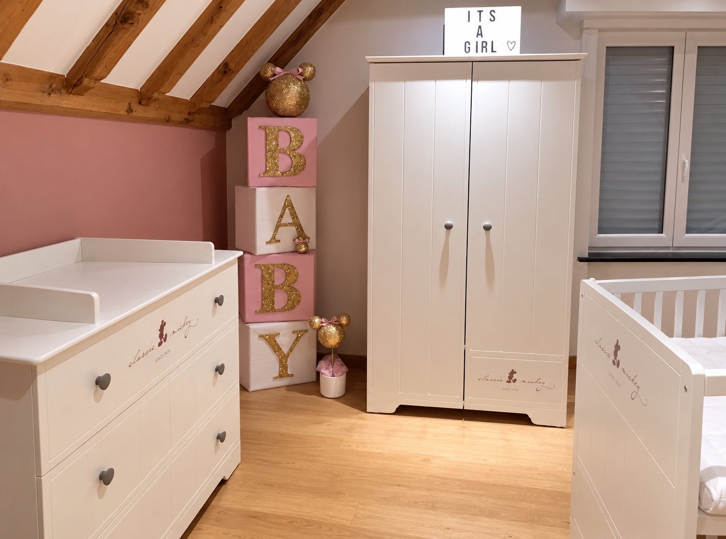 babykamer Classic Mickey kledingkast commode en babybedje, Kinderen en Baby's, Ophalen, Zo goed als nieuw
