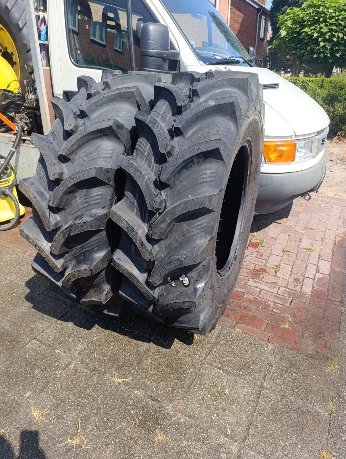 te koop nieuwe banden 16.9R28 420/85R28, Zakelijke goederen, Ophalen