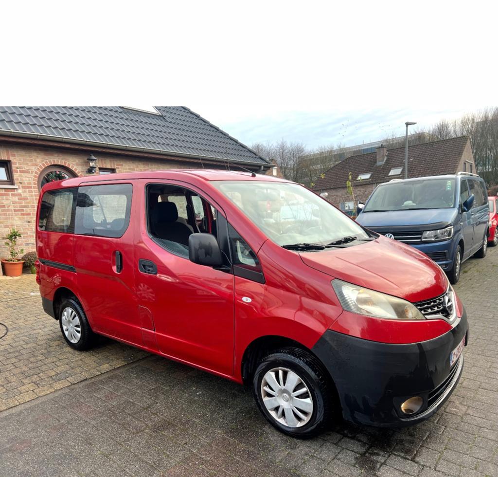 Benzine 7 places 1.6i essence Nissan nv200 minibus 105000km, Autos, Rouge, Euro 5, 6 portes, 7 places