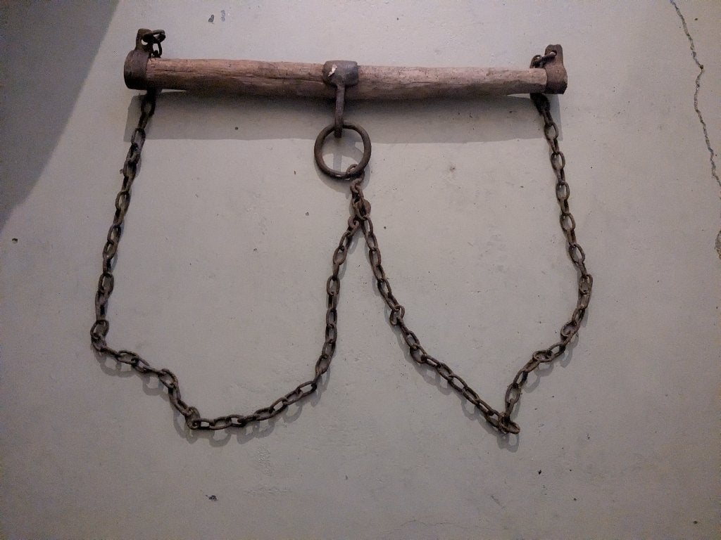 Antiek houten juk, Ophalen