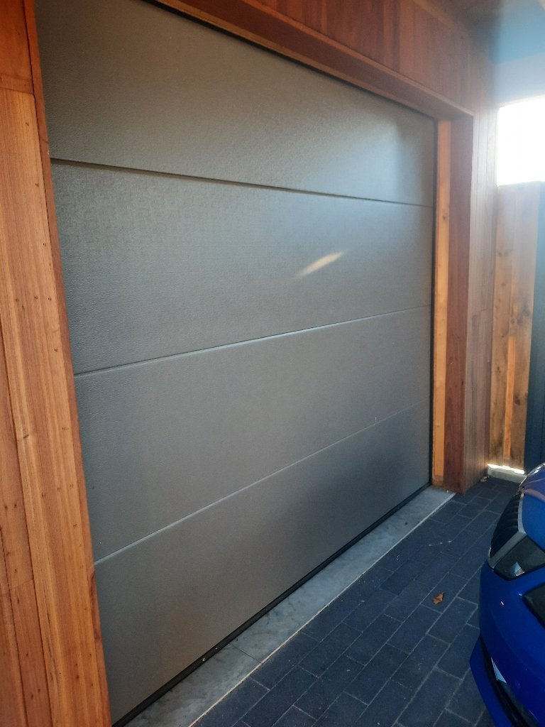 Sectionale garagepoort met motor - Kwartsgrijs - 249 x 226cm, Doe-het-zelf en Bouw, Ophalen, Zo goed als nieuw